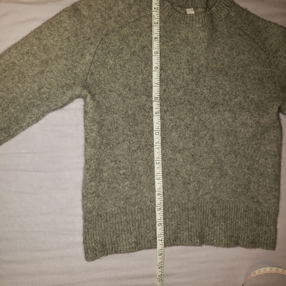 Babaton Luxe Cashmere Crew - Picture 10 of 10